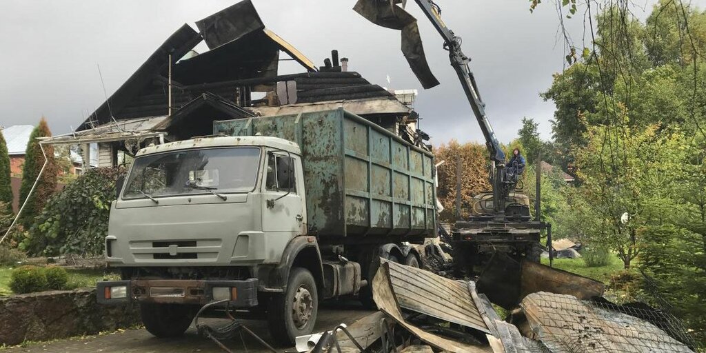 Вывоз мусора после пожара с утилизацией в Балахне в октябре