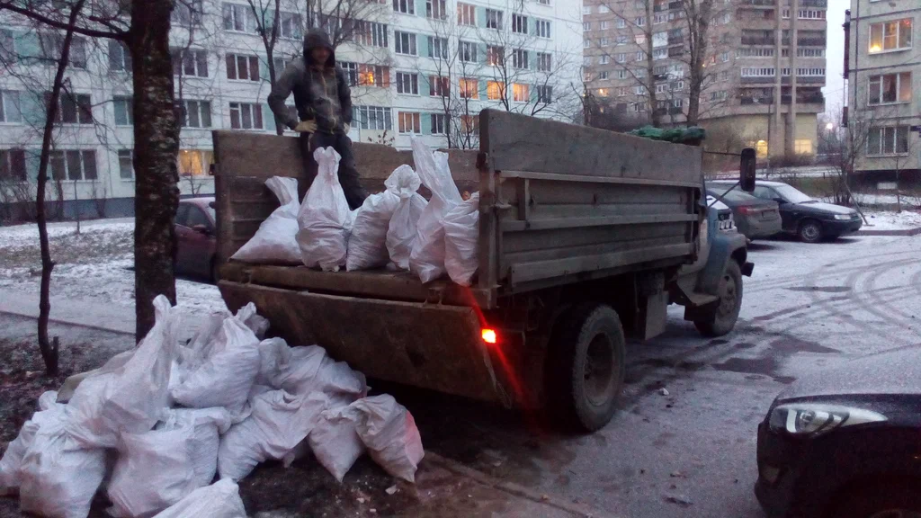 Вывоз мусора в мешках в Балахне в октябре