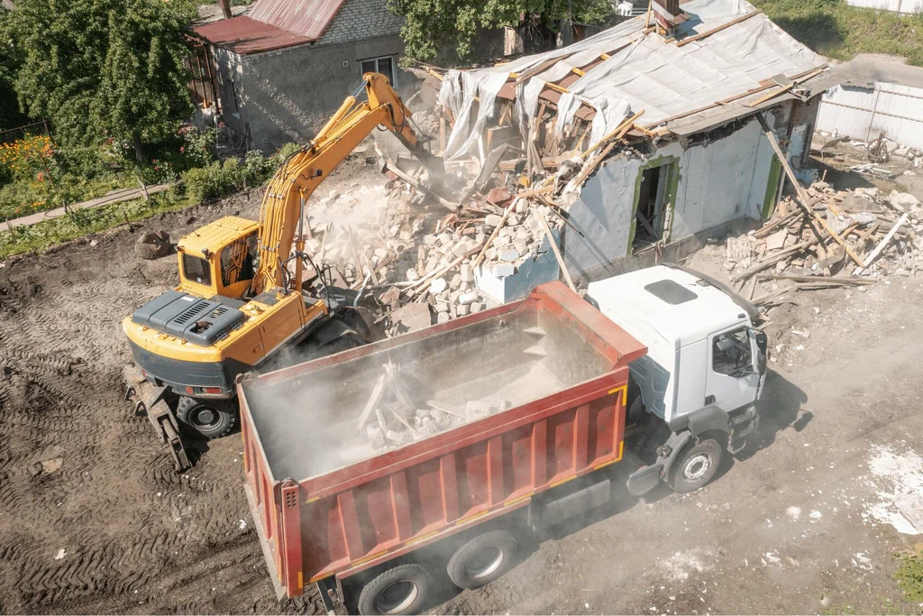 Вывоз мусора после сноса зданий с выездом в Балахне в октябре
