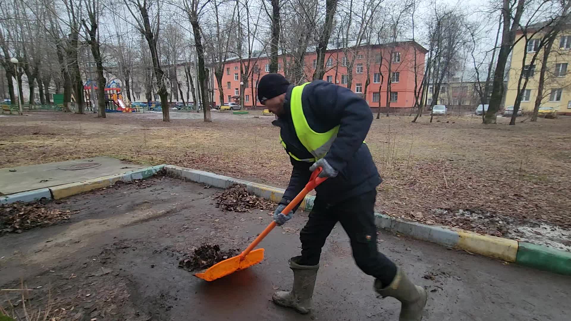Уборка территорий в Балахне в октябре