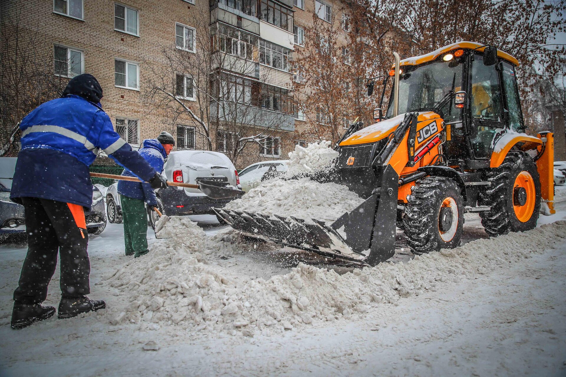 Очистка дворов от снега и наледи в Балахне — уборка снега, трактор и ручная, цены от 522 руб. | ПроМусор
